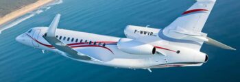 **emplacement de jet privé : Gulfstream G300 stationné piste**