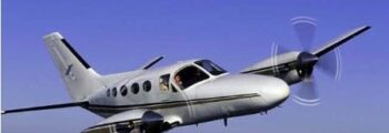 Location de jet privé : avion bimoteur ciel clair.