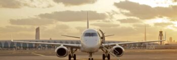 **emplacement de jet privé : Gulfstream G300 stationné piste**