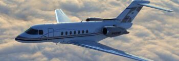 Jet privé Learjet 75 survolant New-York