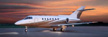 Jet privé Learjet 75 survolant New-York