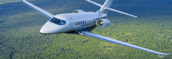 Jet privé Learjet 75 survolant New-York