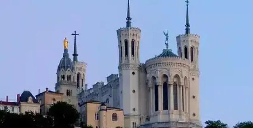 ليون برون: استئجار طائرة خاصة 