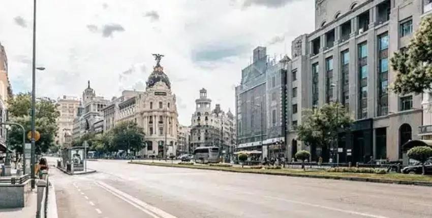 نابولي - مدريد: استئجار طائرة خاصة