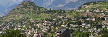 location de jet privé, Vue aérienne de l'aéroport près du lac