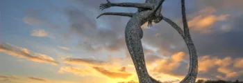 dîner sur le toit en bord de mer au coucher du soleil