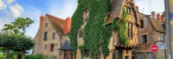 Location de jet privé : village coloré, ciel bleu.