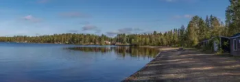 Auch, village pittoresque reflété dans la rivière paisible.