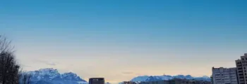 location jet privé : gratte-ciel modernes entouré de verdure
