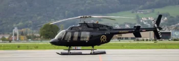 Hélicoptère H160 en vol au dessus des montagnes